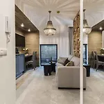Famixdom Modrzejewska Centrum アパート *